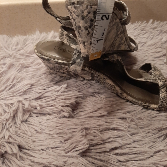 Relativity Willow Grey Snake Skin Sandals Size 8M - Picture 8 of 10